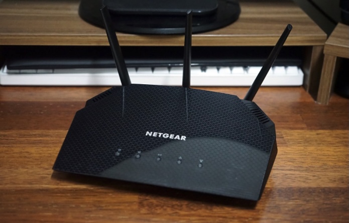 NETGEAR RAX10 雙頻路由器最多可連接 100部手機或電腦