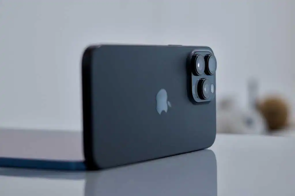 未來 iPhone 的設計變革：折疊與曲面版本即將亮相
