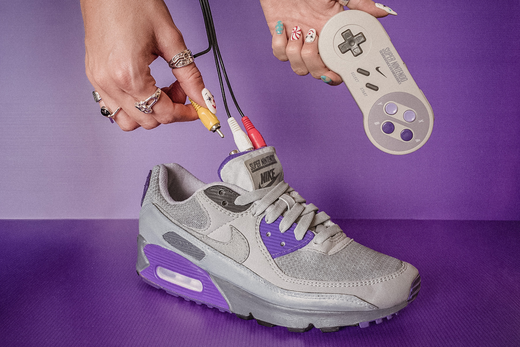 你可以在這雙靈感來自 SNES 的 Nike 球鞋上玩經典 Nintendo 遊戲