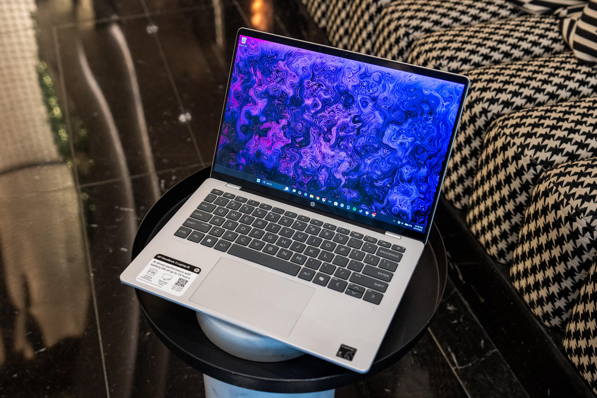 HP OmniBook 5 14 評測：OLED 幾乎足夠吸引你