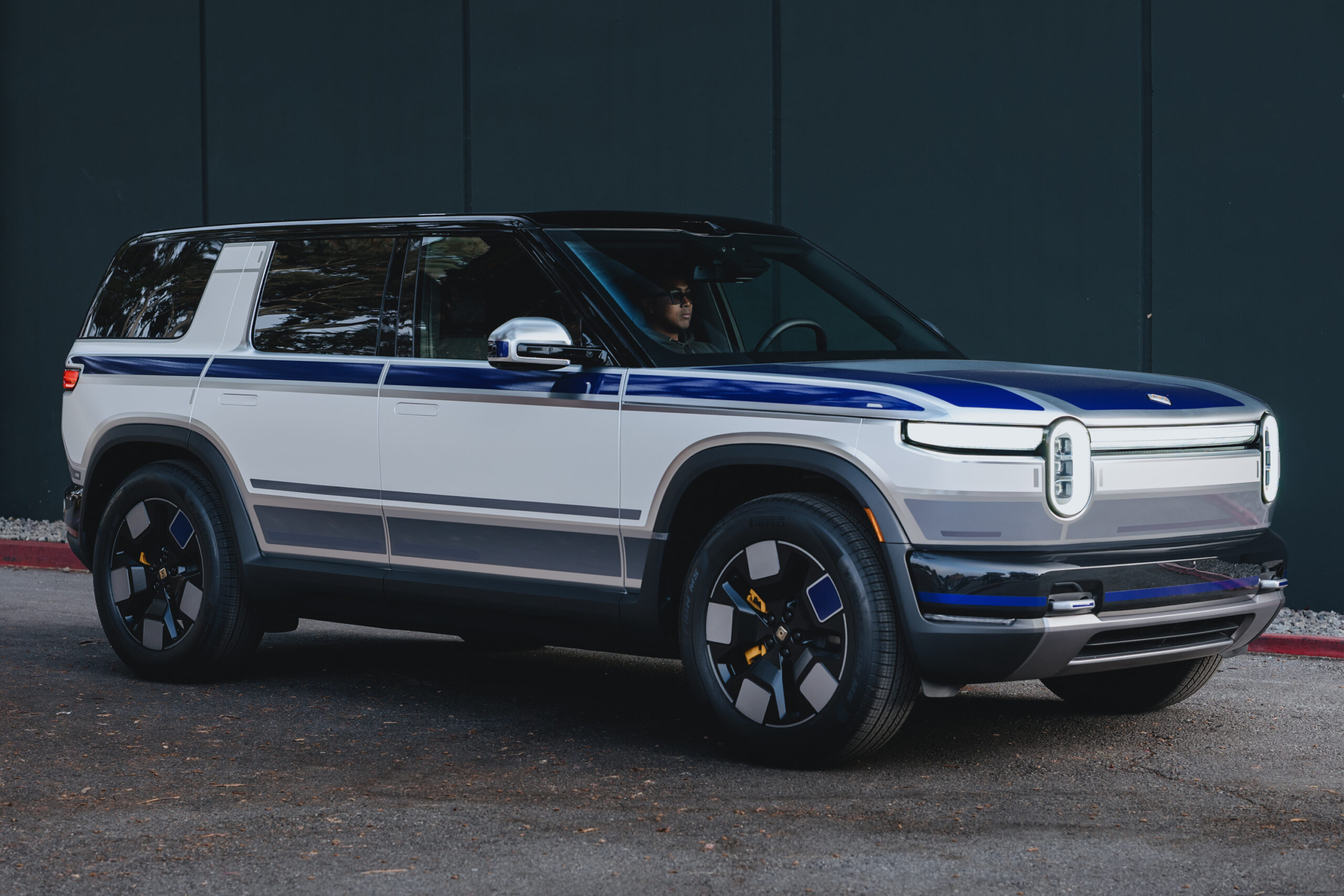 Rivian 正在打造自家強勁的 AI 晶片以實現自動駕駛