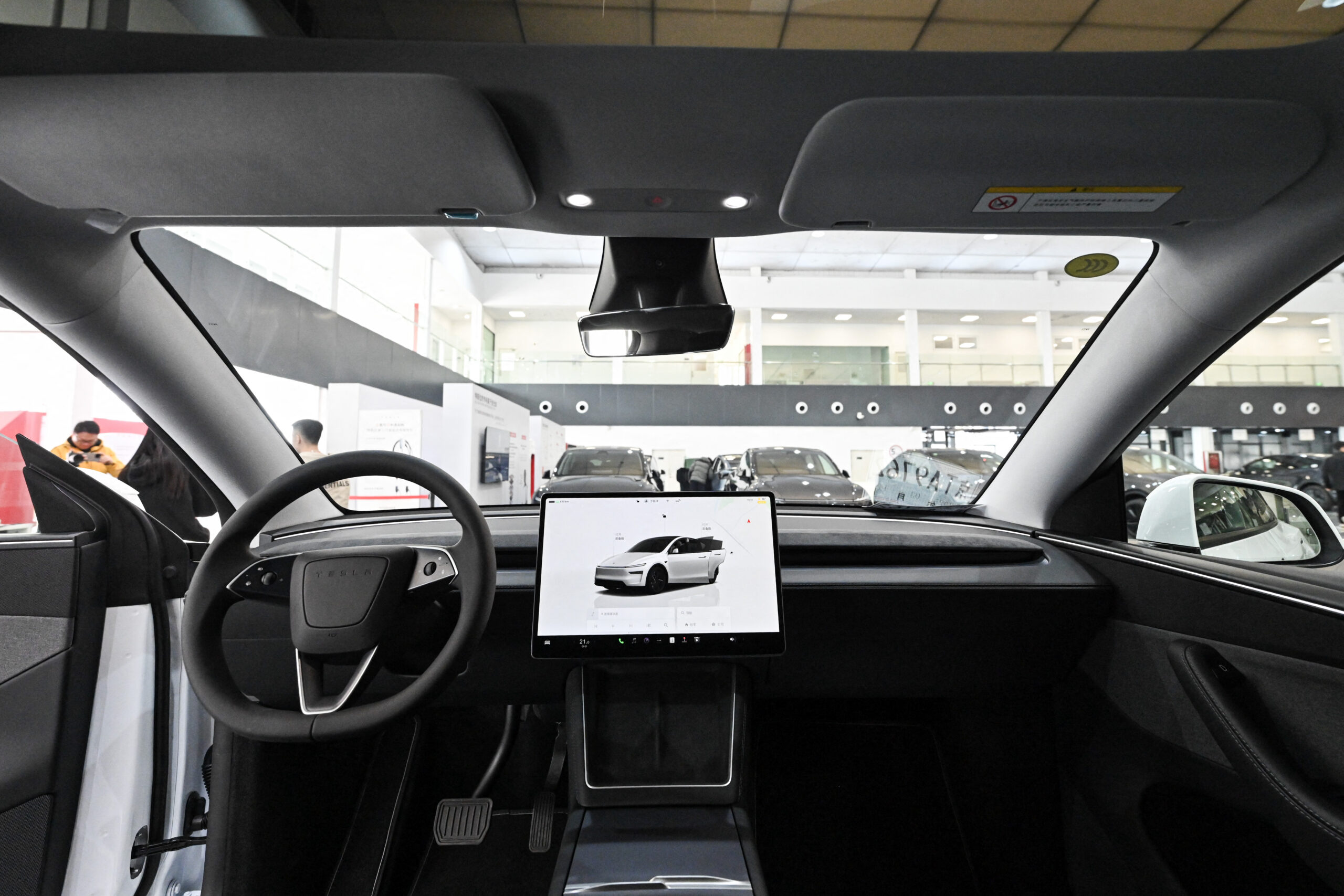 Elon Musk 說 Tesla 車主可以邊駕駛邊發信息，但絕對不應該這樣做