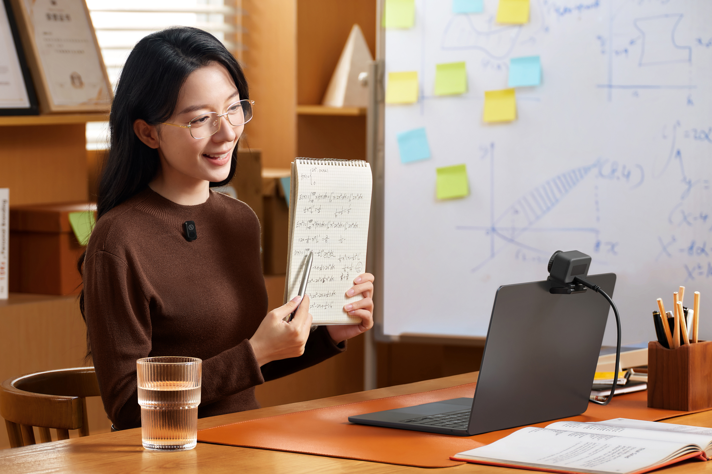 你可以將一個迷你無線麥克風連接到這款 4K 網絡攝像頭