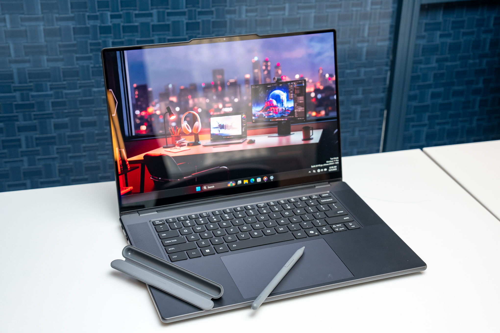 全新 Lenovo Yoga Pro 9i 筆記本電腦配備超亮的雙 OLED 顯示屏和磁性觸控筆