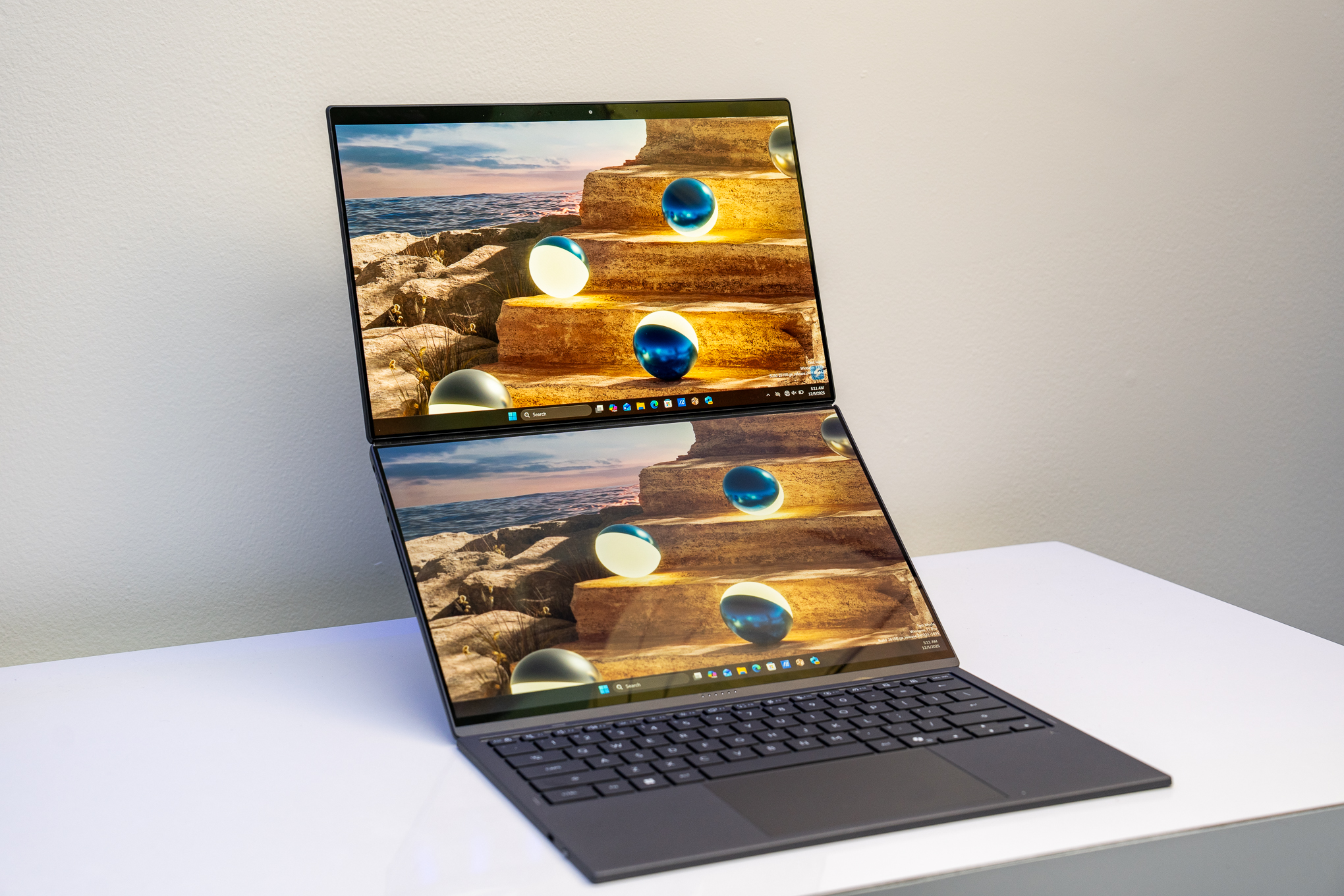 華碩 Zenbook Duo 雙屏筆記本電腦搭載 Intel 新芯片及更流暢的鉸鏈設計