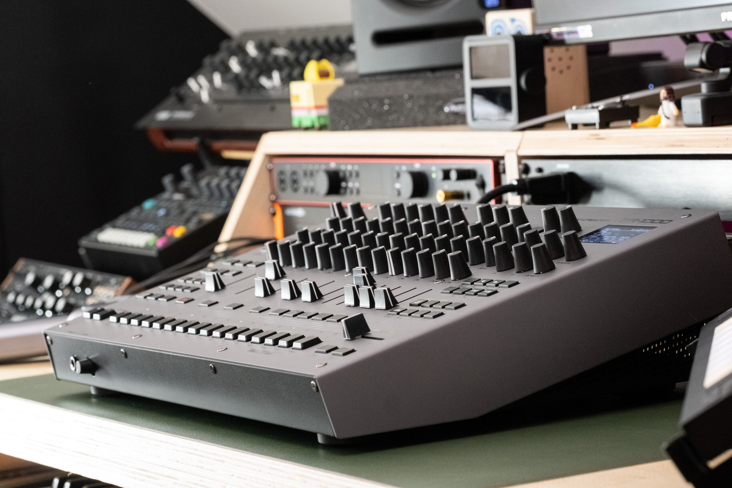 Roland 的 TR-1000 是終極鼓機