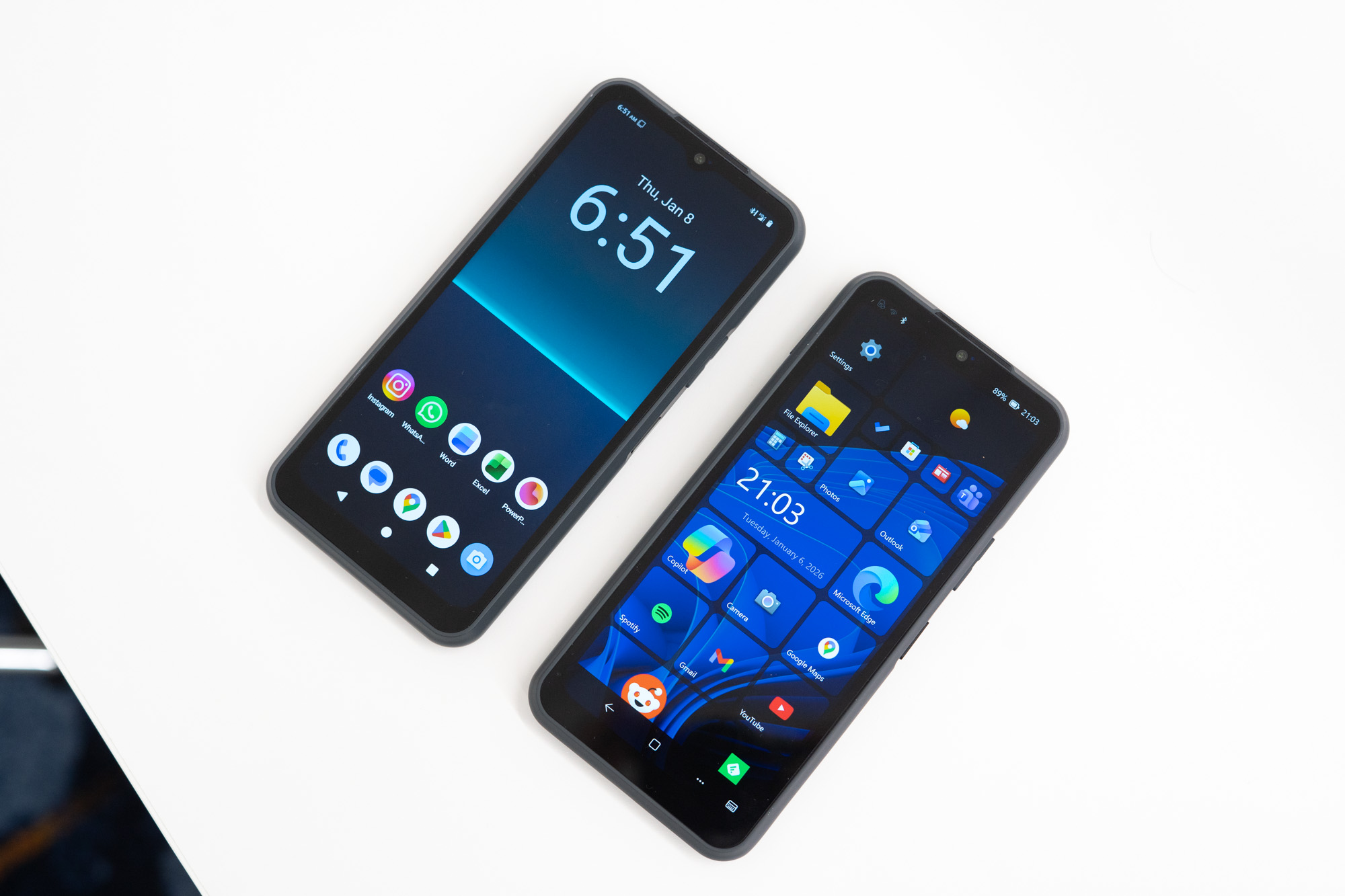 這部中階 Android 手機亦可運行 Windows 和 Linux