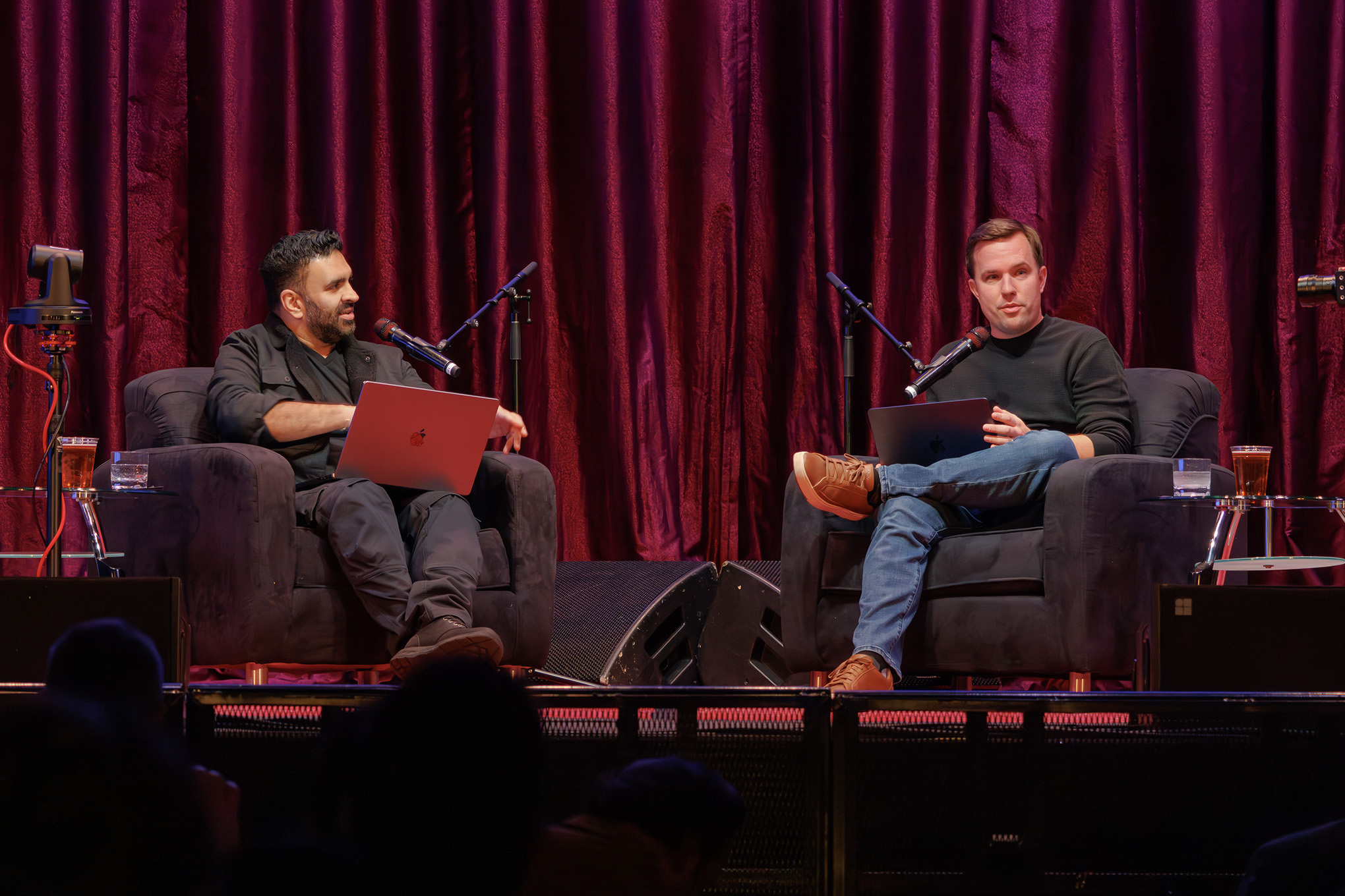 The Vergecast 於 CES 2026 現場：跌倒的機械人有何意義？