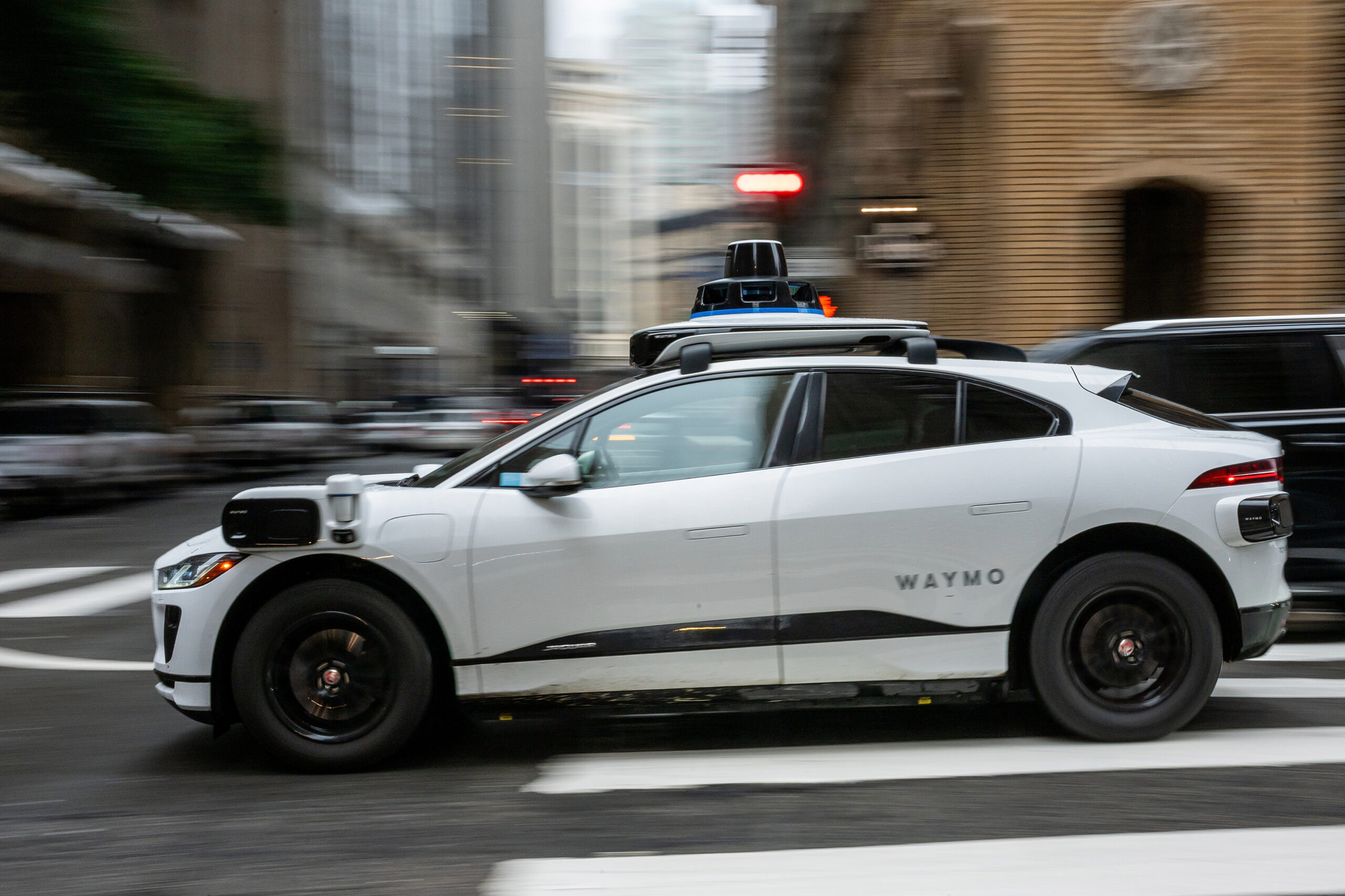 Waymo 在 SFO 終於開始提供乘客服務，但不會到達航站樓