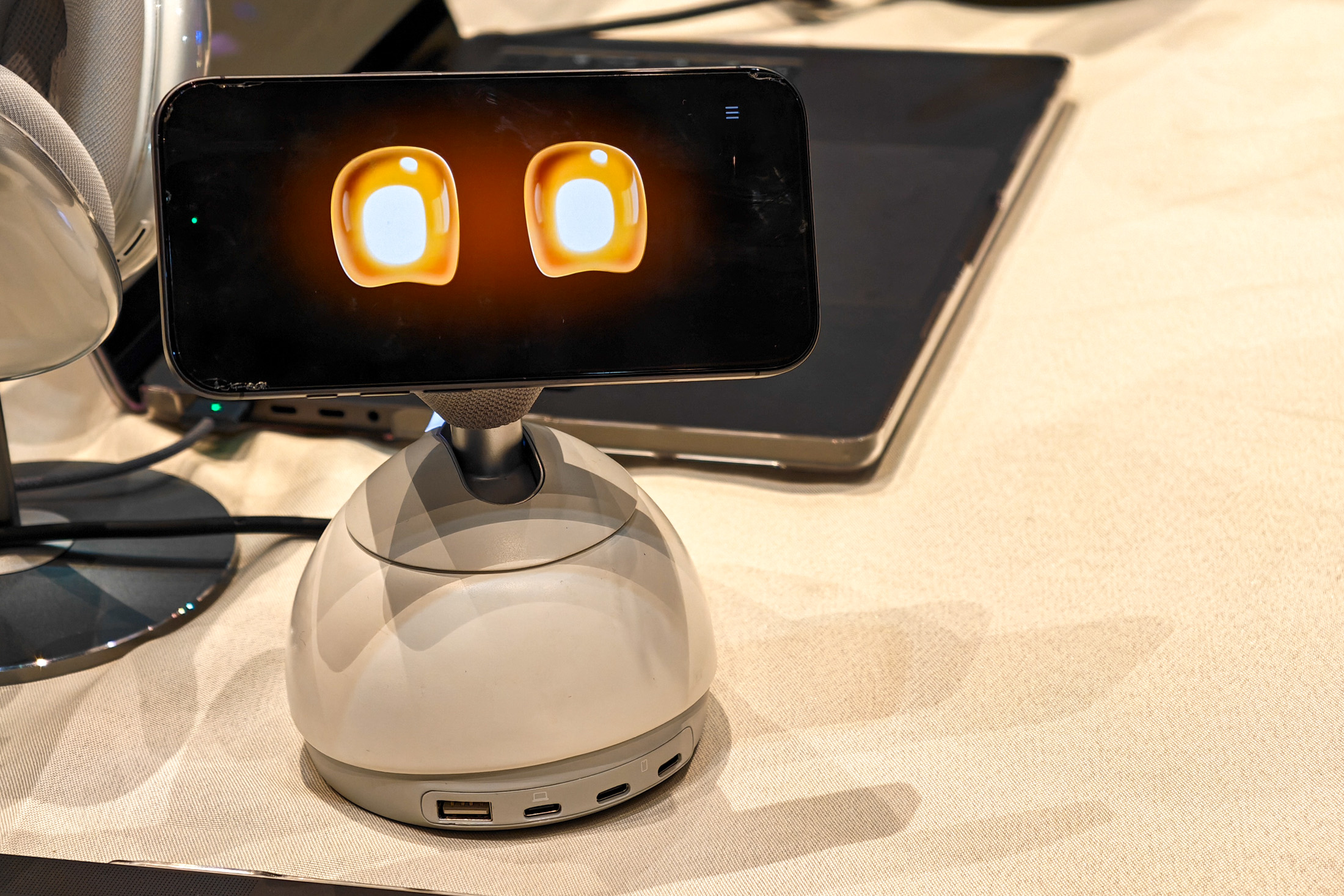 這款桌面充電器將你的 iPhone 變成機械人 AI 助手