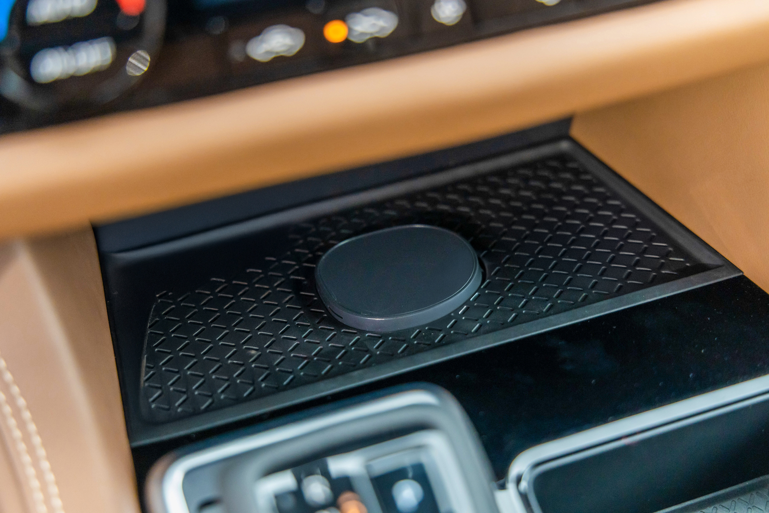 Nissan 成為美國首批提供磁性手機充電器的汽車製造商之一