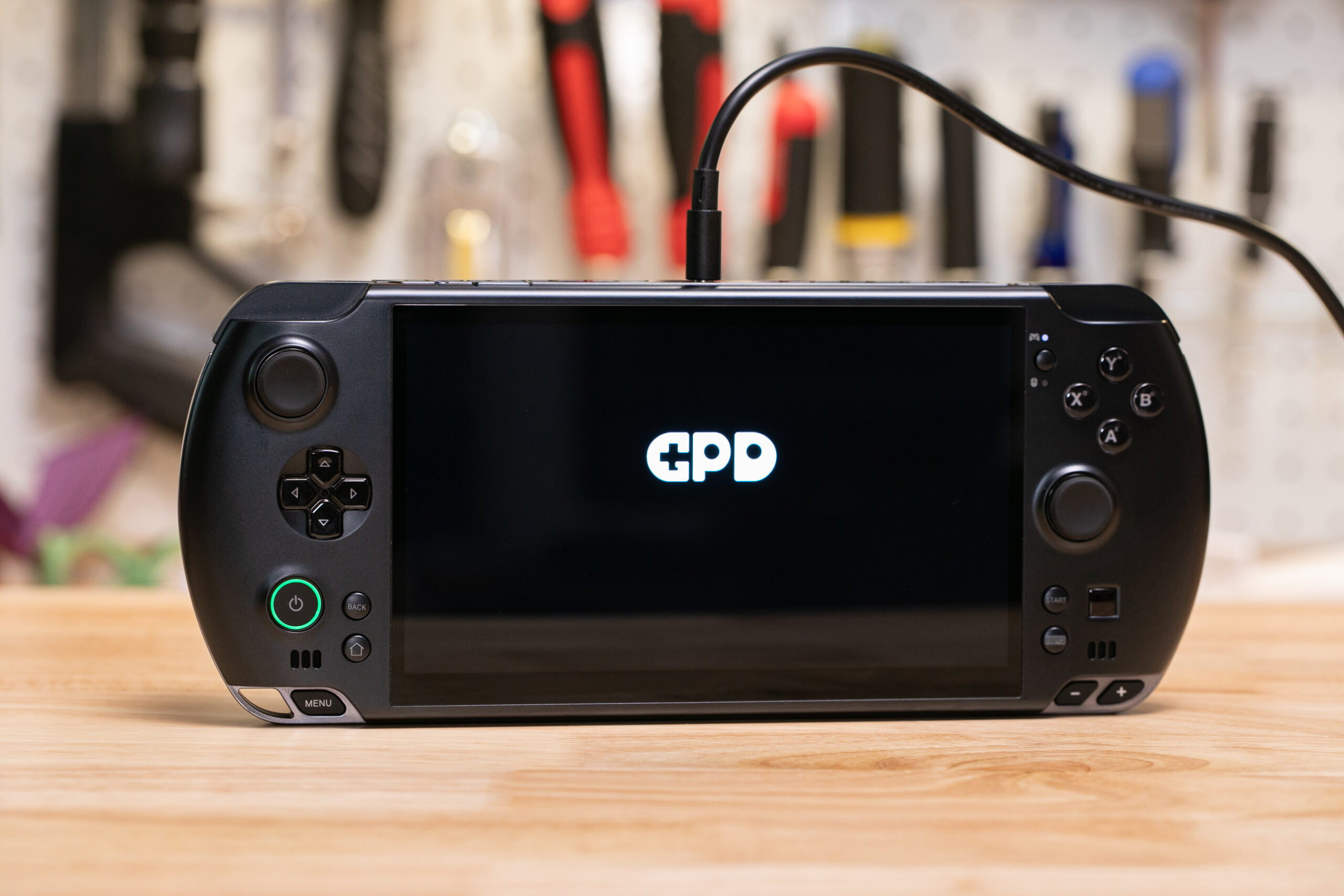 AMD 知道你喜歡強勁的遊戲便攜設備 — 所以推出全新 Strix Halo 晶片