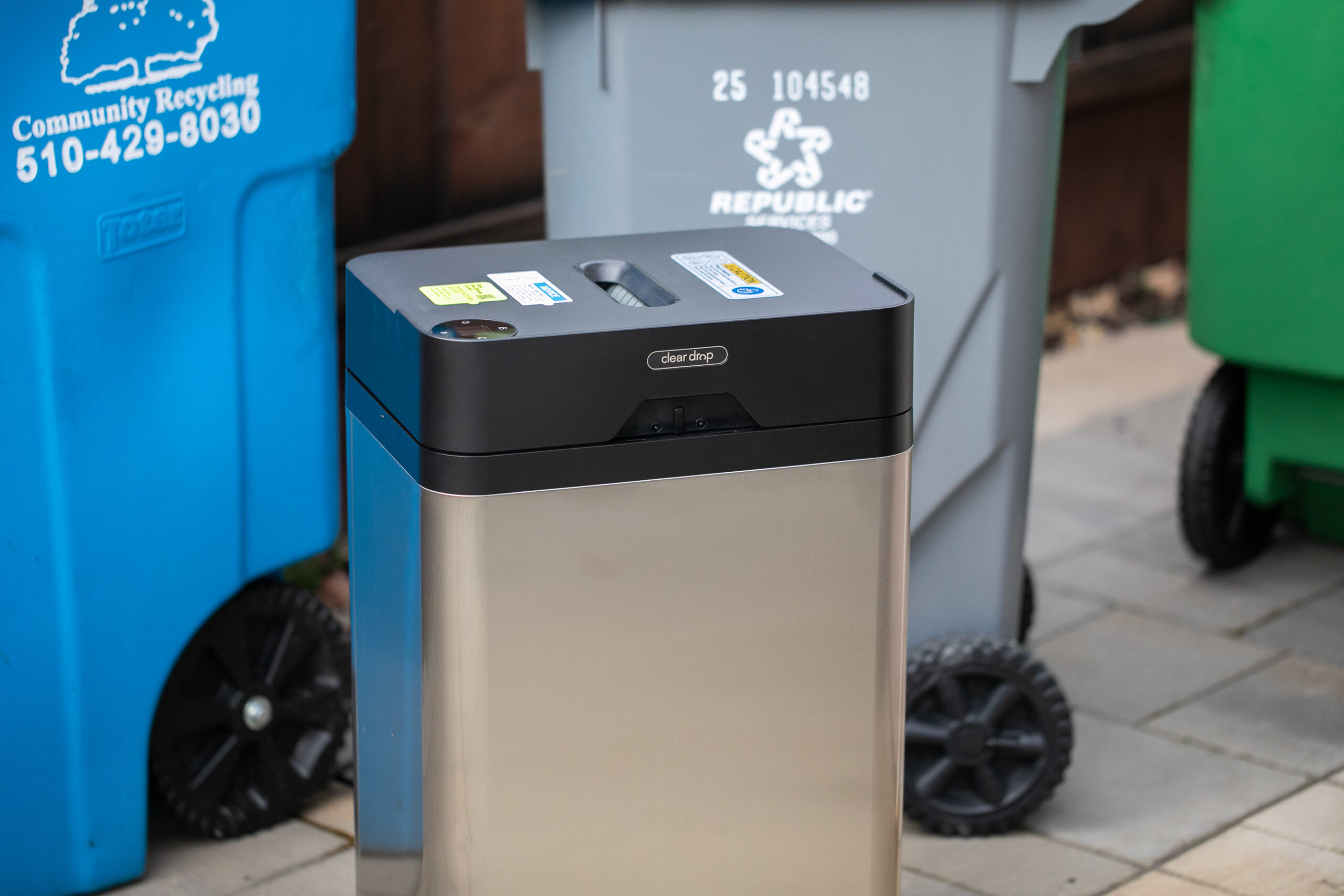 探索這台重達 61 磅的機器，如何吞食塑膠並吐出磚塊