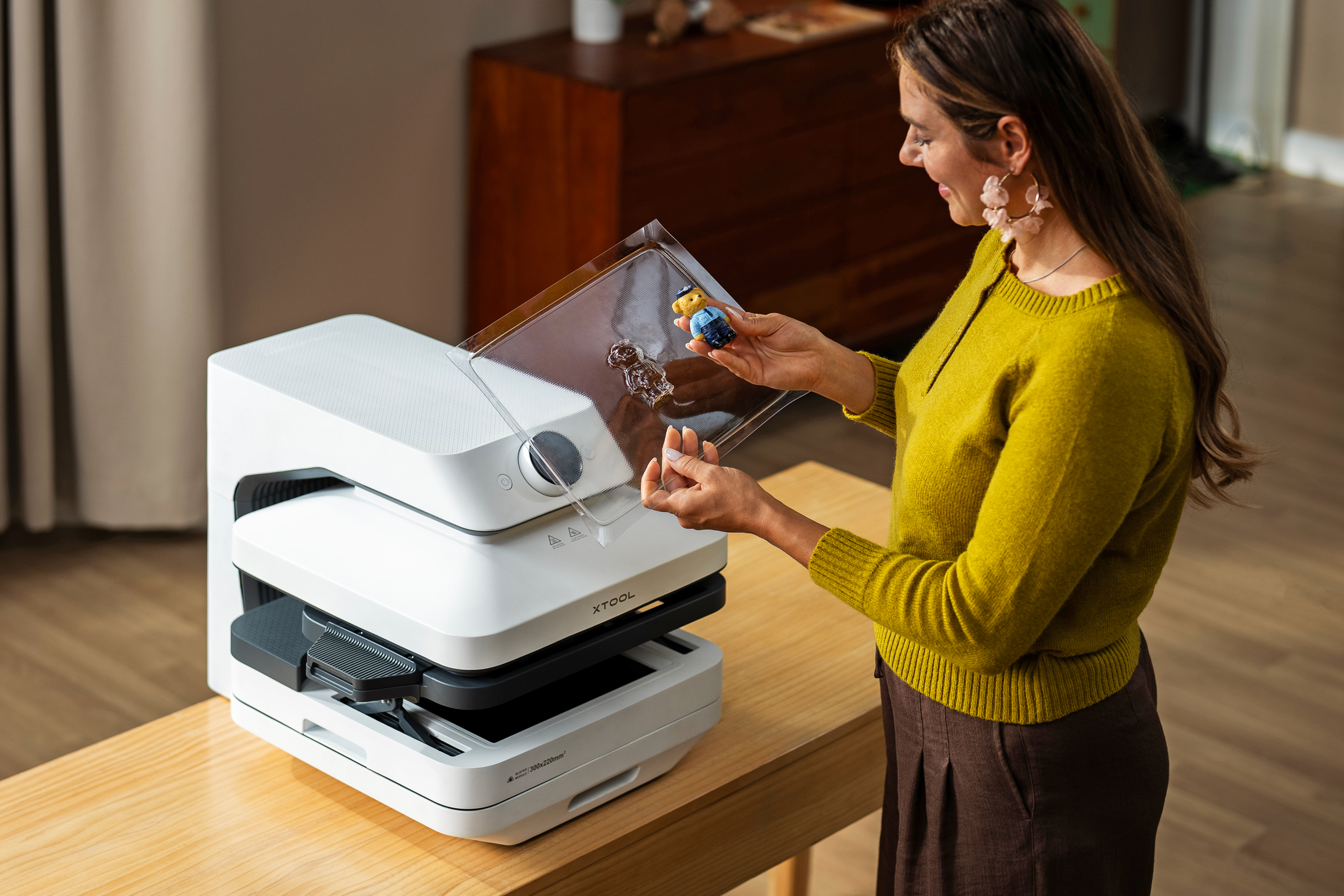 這部模組化製作機可以打造客製化的 T 恤、手機殼和模具