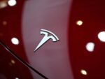 Tesla 車主因德克薩斯州撞擊事件面臨過失殺人指控，造成一名女子在家中喪生