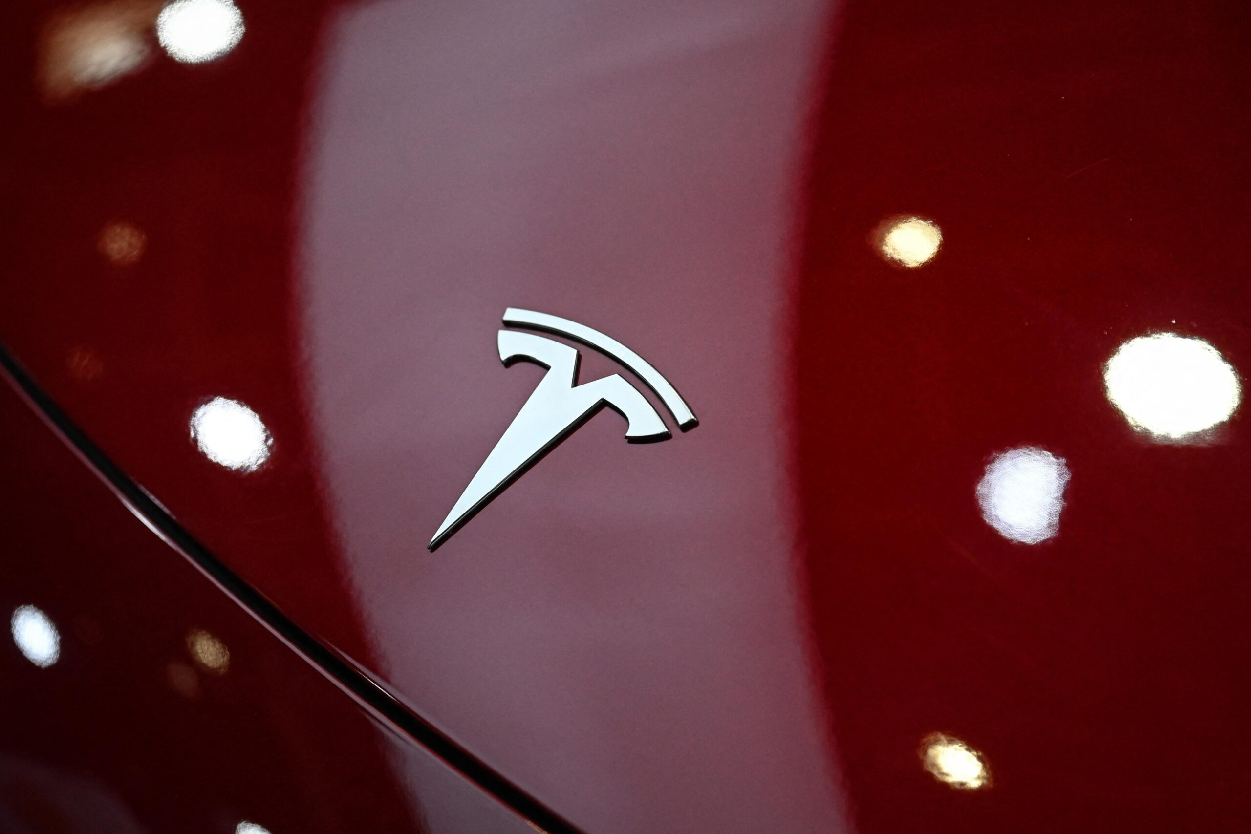 Tesla 車主因德克薩斯州撞擊事件面臨過失殺人指控，造成一名女子在家中喪生