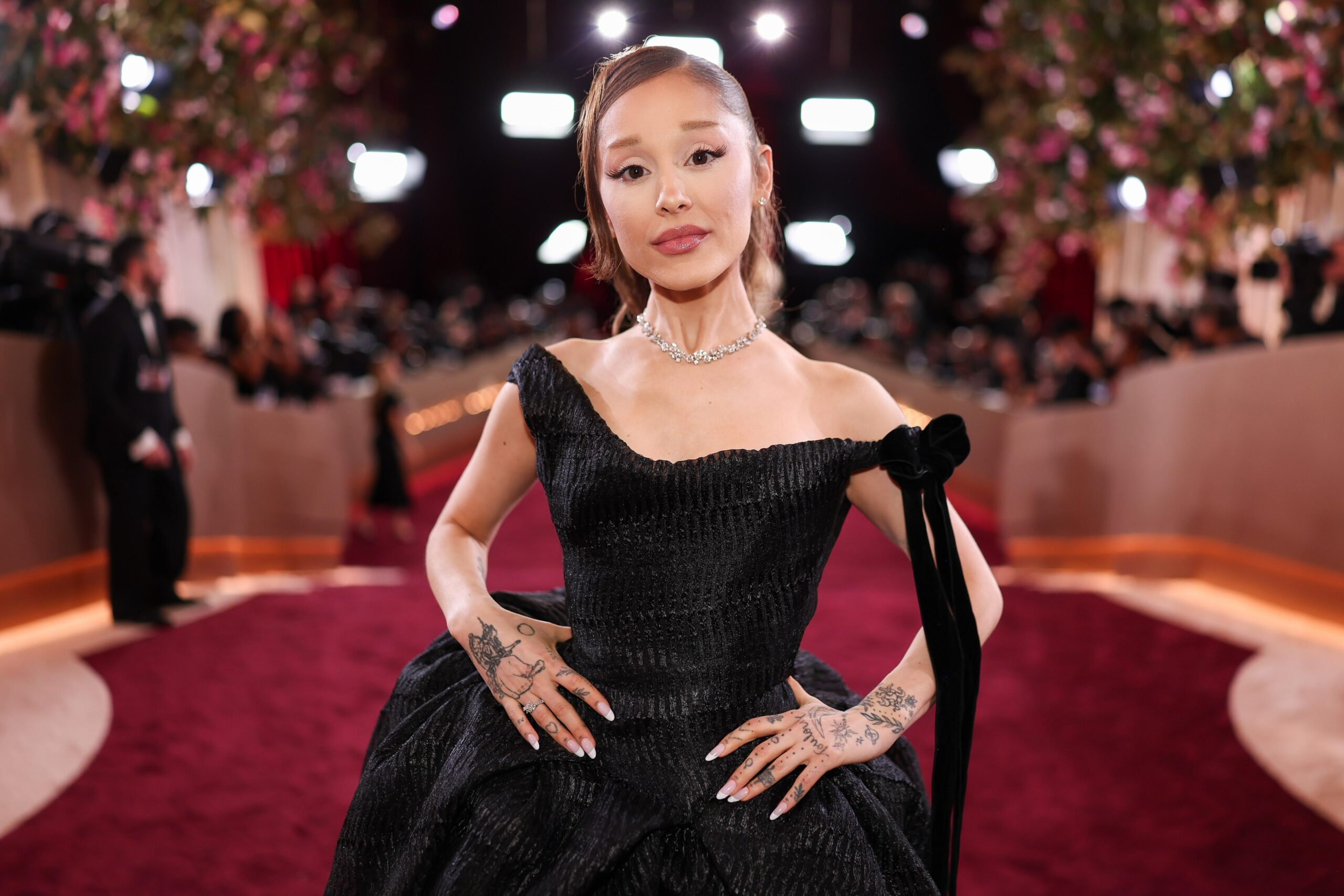 Ariana Grande 正在起訴多年來洩露她歌曲和影片的黑客